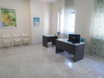 Ufficio luminoso e pronto all'uso in città