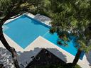 bilocale-frontemare-con-piscina-e-posto-auto