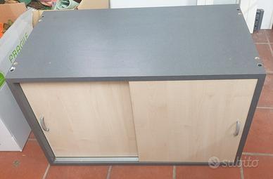 Mobiletto in legno con ante