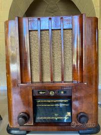 Radio d’epoca a valvole anni 40’ in legno