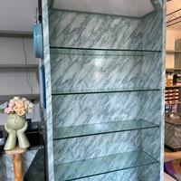 Scaffalatura in legno rivestito di laminato.