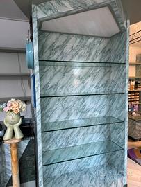 Scaffalatura in legno rivestito di laminato.