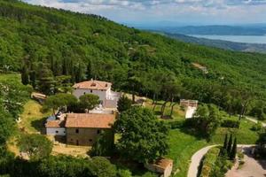 Villa di 415 m² con più di 5 locali e box auto a L