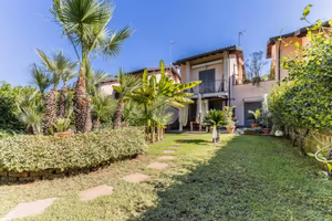 VILLA A SCHIERA A NEPI