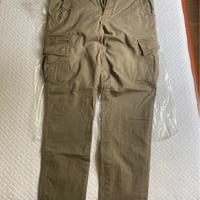 Pantaloni cargo da uomo colore verde militare