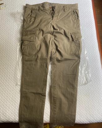 Pantaloni cargo da uomo colore verde militare