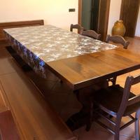 Tavolo in legno massello con panca e sedie