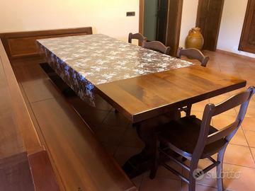 Tavolo in legno massello con panca e sedie