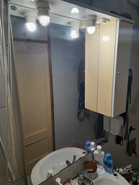 mobiletto  con luce e specchio da bagno 