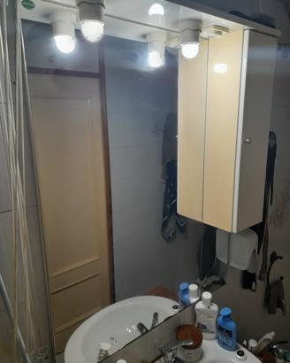 mobiletto  con luce e specchio da bagno 
