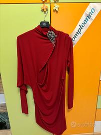 Abito rosso elegante asimmetrico e gioiello |