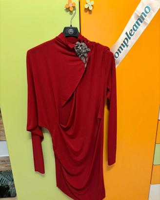 Abito rosso elegante asimmetrico e gioiello |