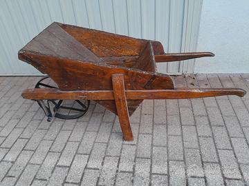 carriola in legno con ruota in ferro