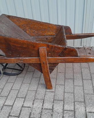 carriola in legno con ruota in ferro