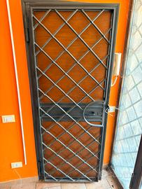 Porta con grata di sicurezza