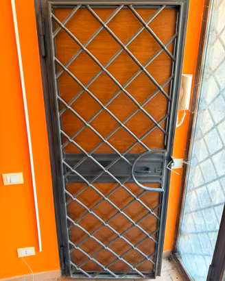 Porta con grata di sicurezza