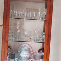 DIVANO, CREDENZA E VETRINA