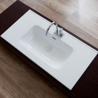 mobile bagno con lavabo e specchio