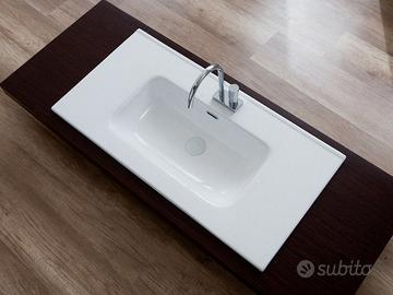 mobile bagno con lavabo e specchio