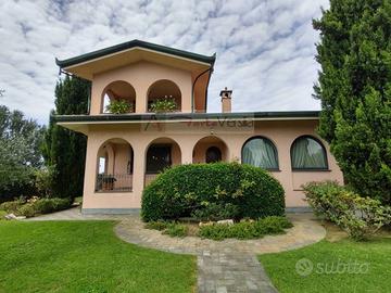 Villa di 381 m² con più di 5 locali e posto auto a