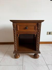 Comodino in legno antico/neo rinascimentale