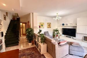 VILLA A SCHIERA A FOLIGNANO