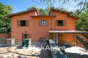 VILLA UNIFAMILIARE CON OLTRE 4000MQ DI TERRENO