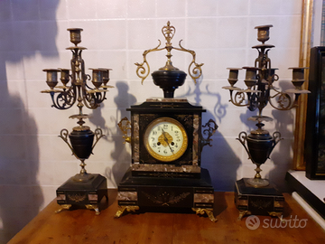 Orologio da tavolo con candelieri