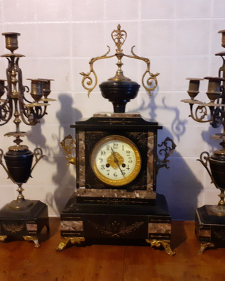 Orologio da tavolo con candelieri