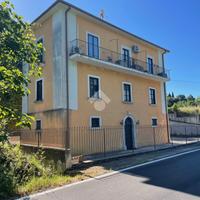 MONOLOCALE A ATINA