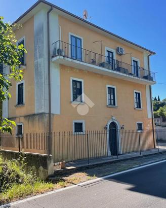 MONOLOCALE A ATINA