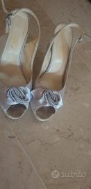 Scarpa con tacco grigio argento