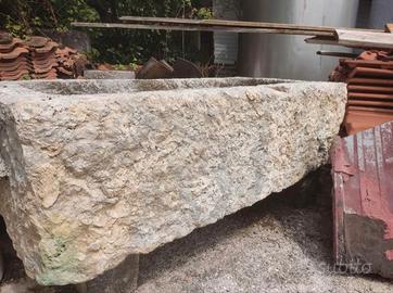 Vasca in pietra molto antica 