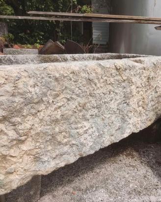 Vasca in pietra molto antica 