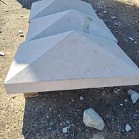 Capitelli in pietra piramidali.