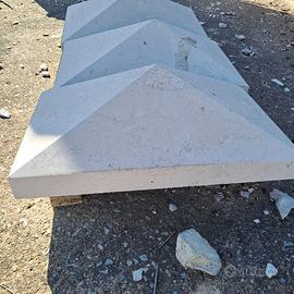 Capitelli in pietra piramidali.