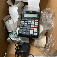 Calcolatrice Ilivetti con rotoli