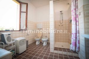Casa su più livelli con giardino