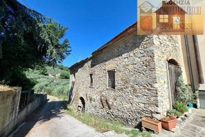 Rustico / Casale di 437 m² con più di 5 locali e b