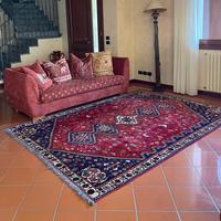 Zona relax divano, tappeto e lampada