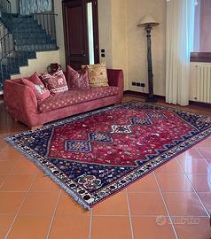 Zona relax divano, tappeto e lampada