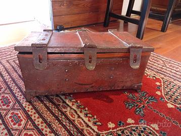 scrigno bauletto in metallo tutto rivettato