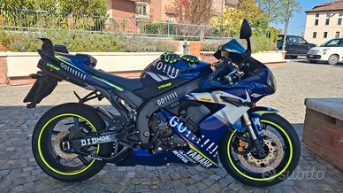 YAMAHA R1