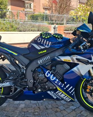 YAMAHA R1