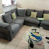 divano letto una poltrona e un puf