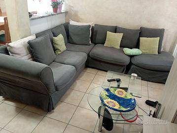 divano letto una poltrona e un puf