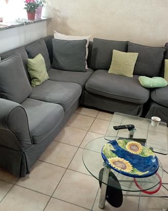 divano letto una poltrona e un puf