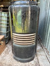 Stufa a gasolio in ghisa smaltata.