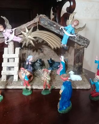 Presepe piccolo con capanna e lucine e pastori