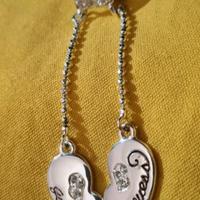 Orecchini pendenti Guess in acciaio con strass